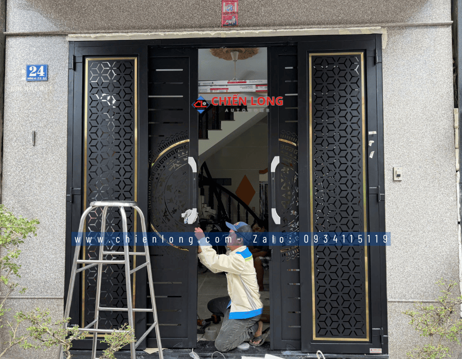 Bàn giao cửa trượt quay CNC trống đồng hoa tuyết tại phường Bình Phú Quận 6 TP.HCM