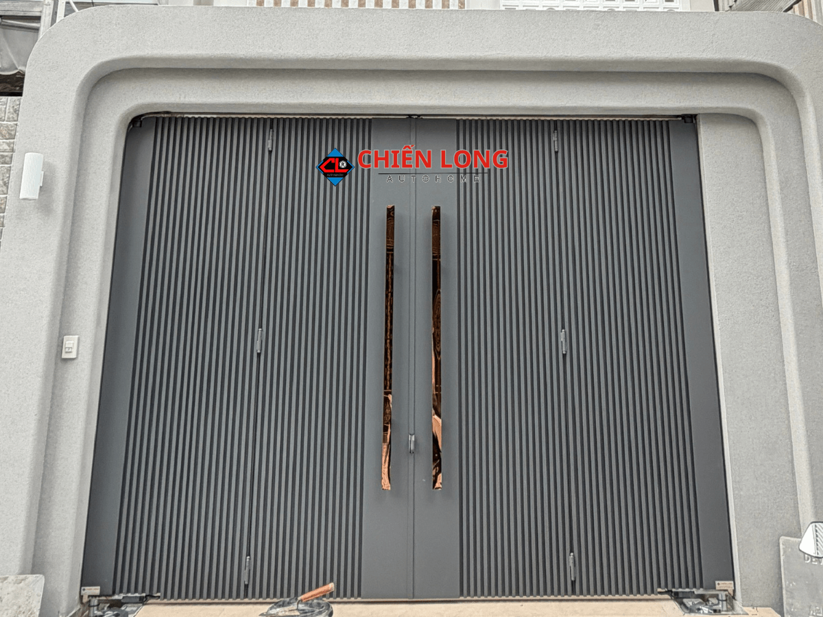 Cửa tự động xếp 4 cánh motor âm sàn Ý thiết kế hiện đại cho nhà phố