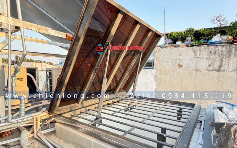giếng trời kính cường lực