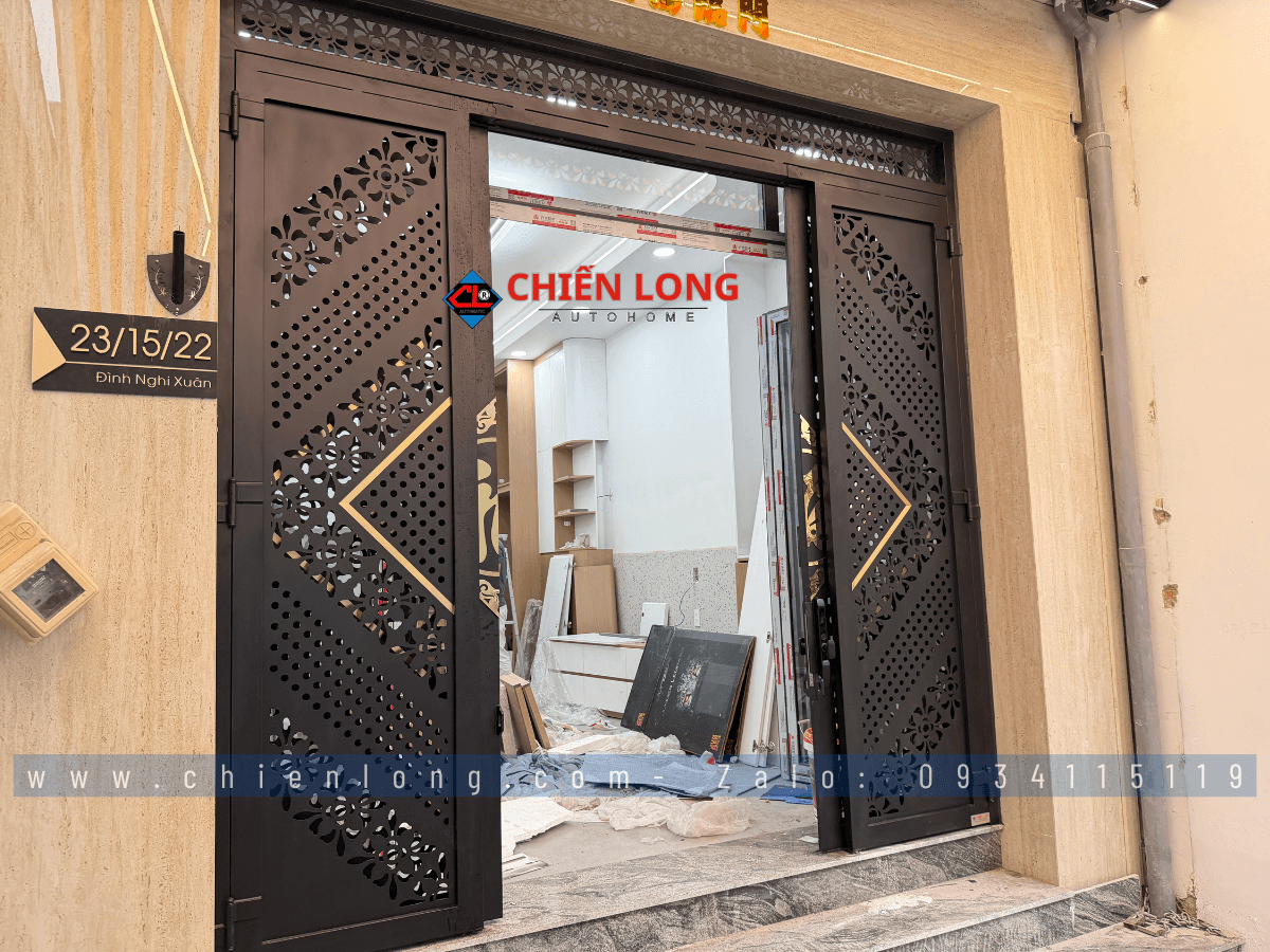 Chi tiết chữ Phúc mạ vàng trên cửa trượt quay CNC