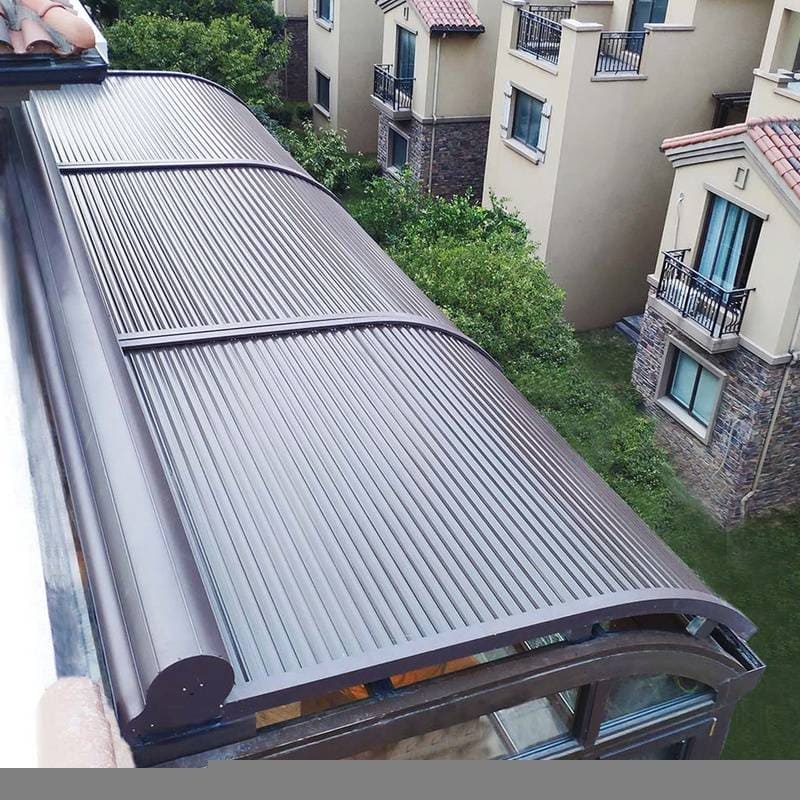 Lắp đặt mái nhôm cuốn che mái kính tại TP.HCM