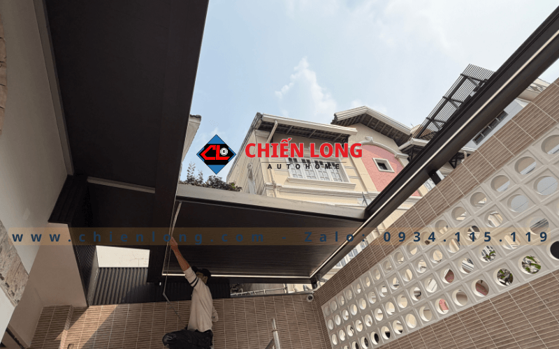 lắp đặt mái nhôm xếp trượt che giếng trời