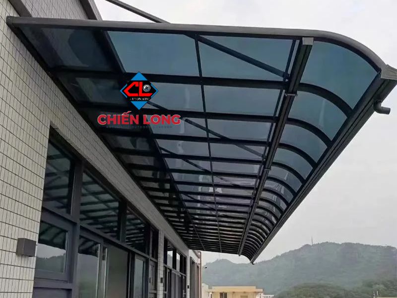 Mái hiên che nắng khung hợp kim nhôm có thiết kế hiện đại, sang trọng