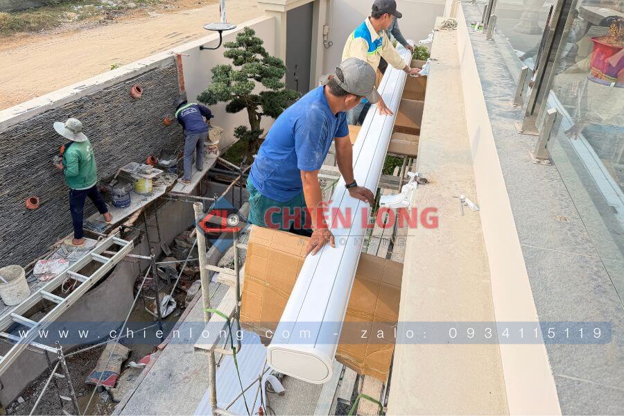 Mái hiên nhôm màu trắng mờ