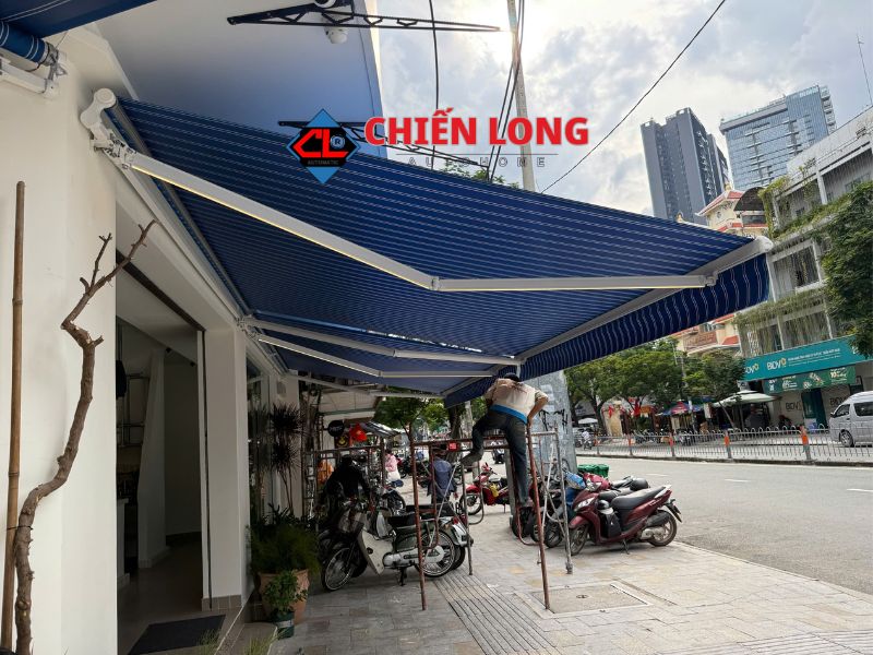 Không gian sang trọng với mái hiên tự động dùng vải chống nắng