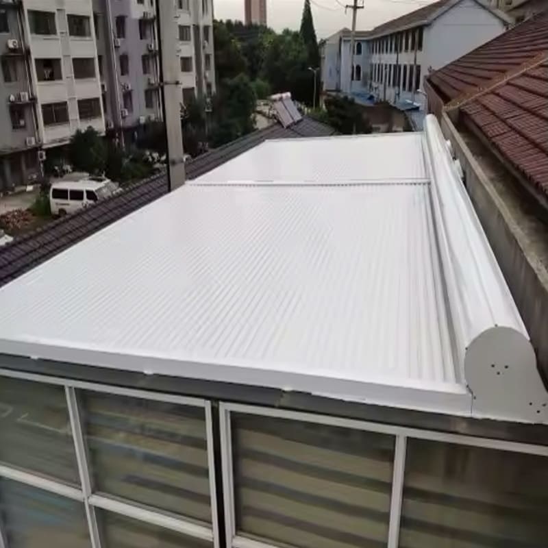 Mái nhôm cuốn sân thượng nhà phố chống nóng hiệu quả