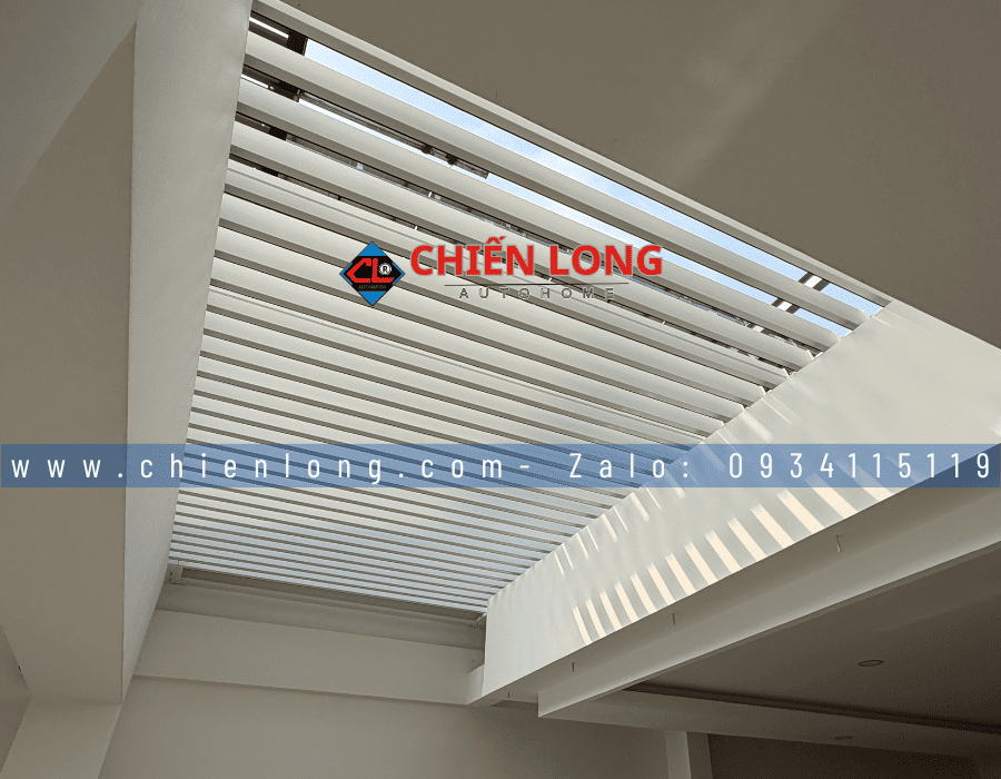 Mái nhôm xếp lật tự động đóng khi mưa bảo vệ giếng trời sảnh biệt thự