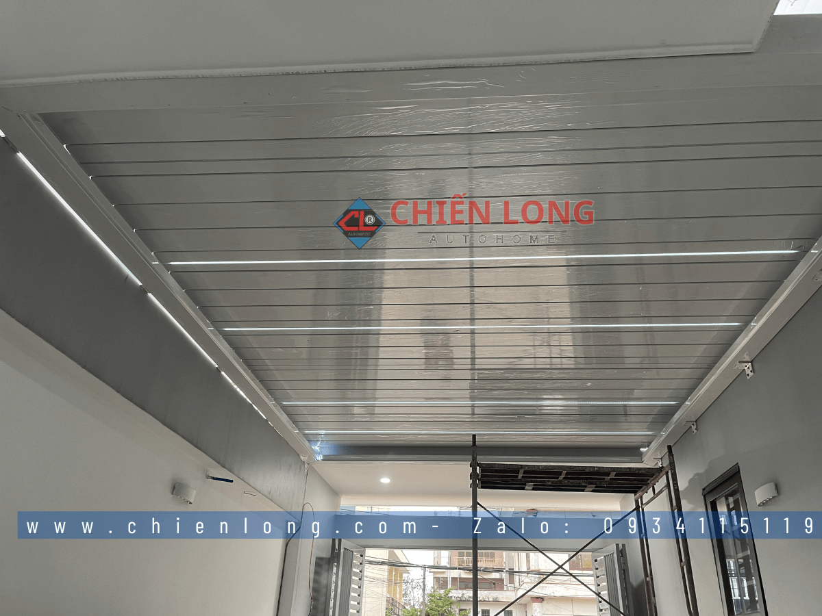 Mái nhôm xếp lật tự động lắp đặt che giếng trời thông minh lấy sáng