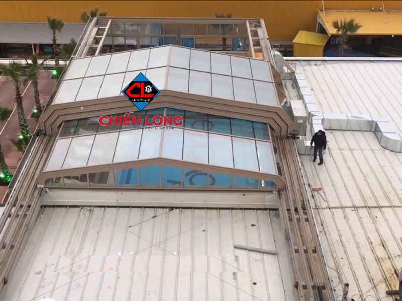 Mái xếp lớp tự động bảo vệ không gian bên ngoài khỏi mưa gió