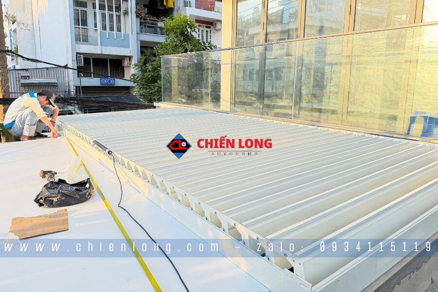 mái nhôm che sân trước nhà đóng mở tự động
