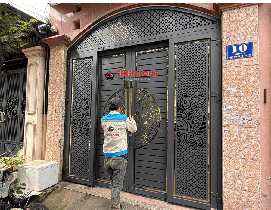 Thi công thực tế cổng sắt CNC 4 cánh tại công trình