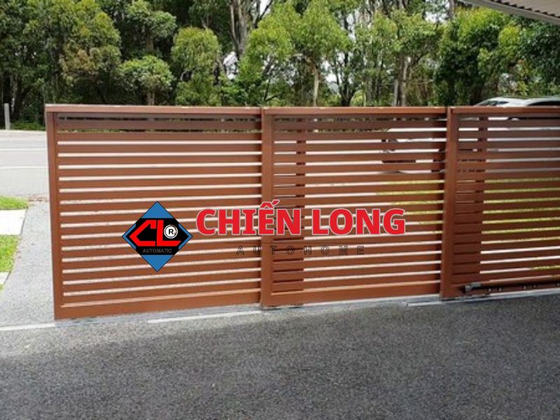 Cổng lùa ngang xếp 3 cánh nhôm giả gỗ phù hợp cho không gian nhà phố hiện đại