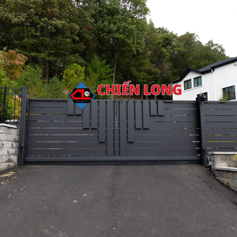 Cổng lùa ngang hiện đại sơn tĩnh điện xám, thiết kế nan ngang - điểm nhấn lệch tầng tinh tế
