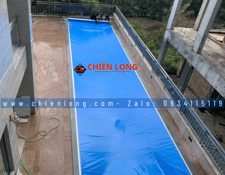 Vì sao nên lắp thiết bị che hồ bơi thông minh cho hồ bơi gia đình hiện đại