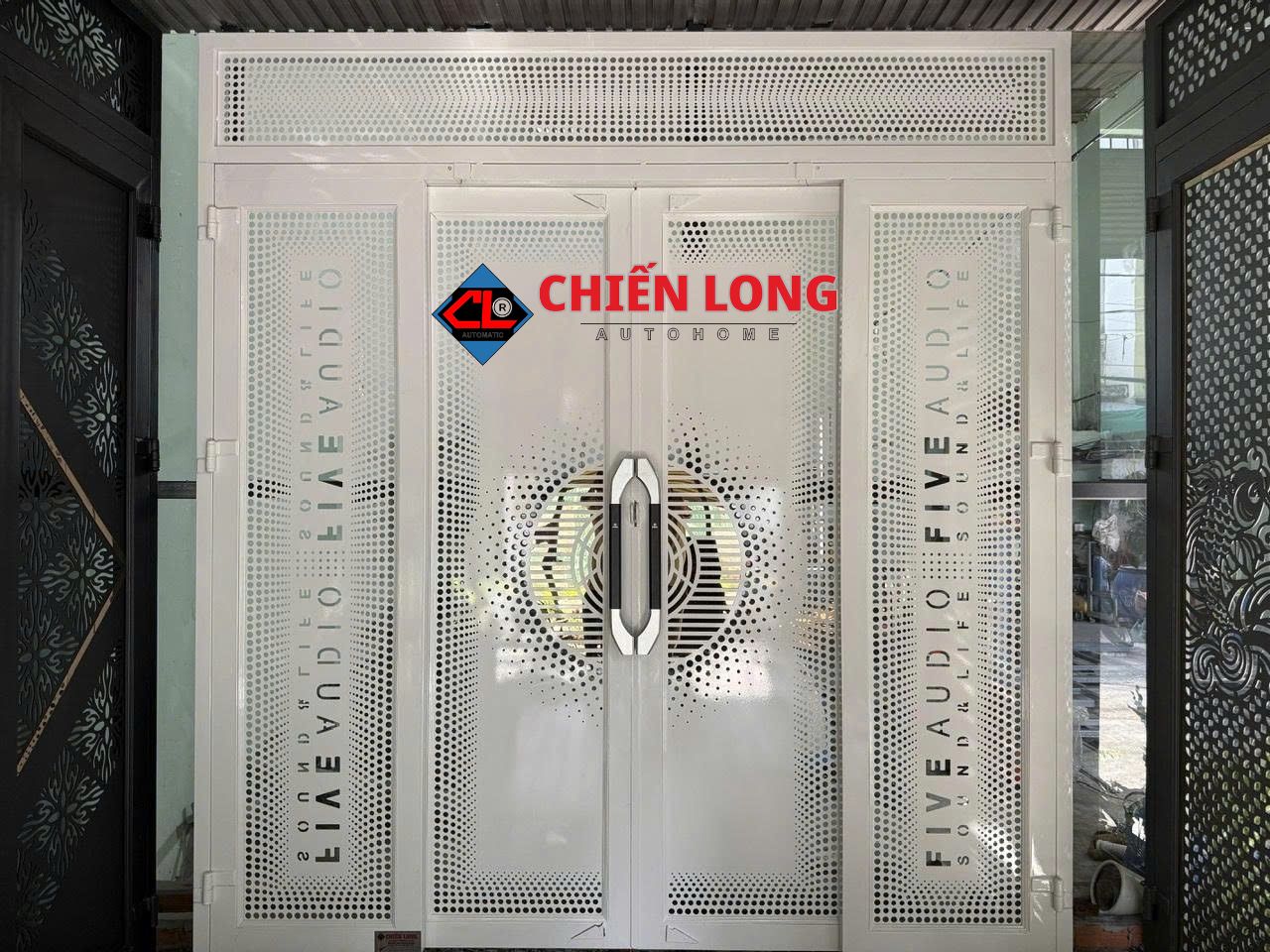 Cửa CNC trượt quay 4 cánh kết hợp sơn tĩnh điện hiện đại giúp cửa chống gỉ