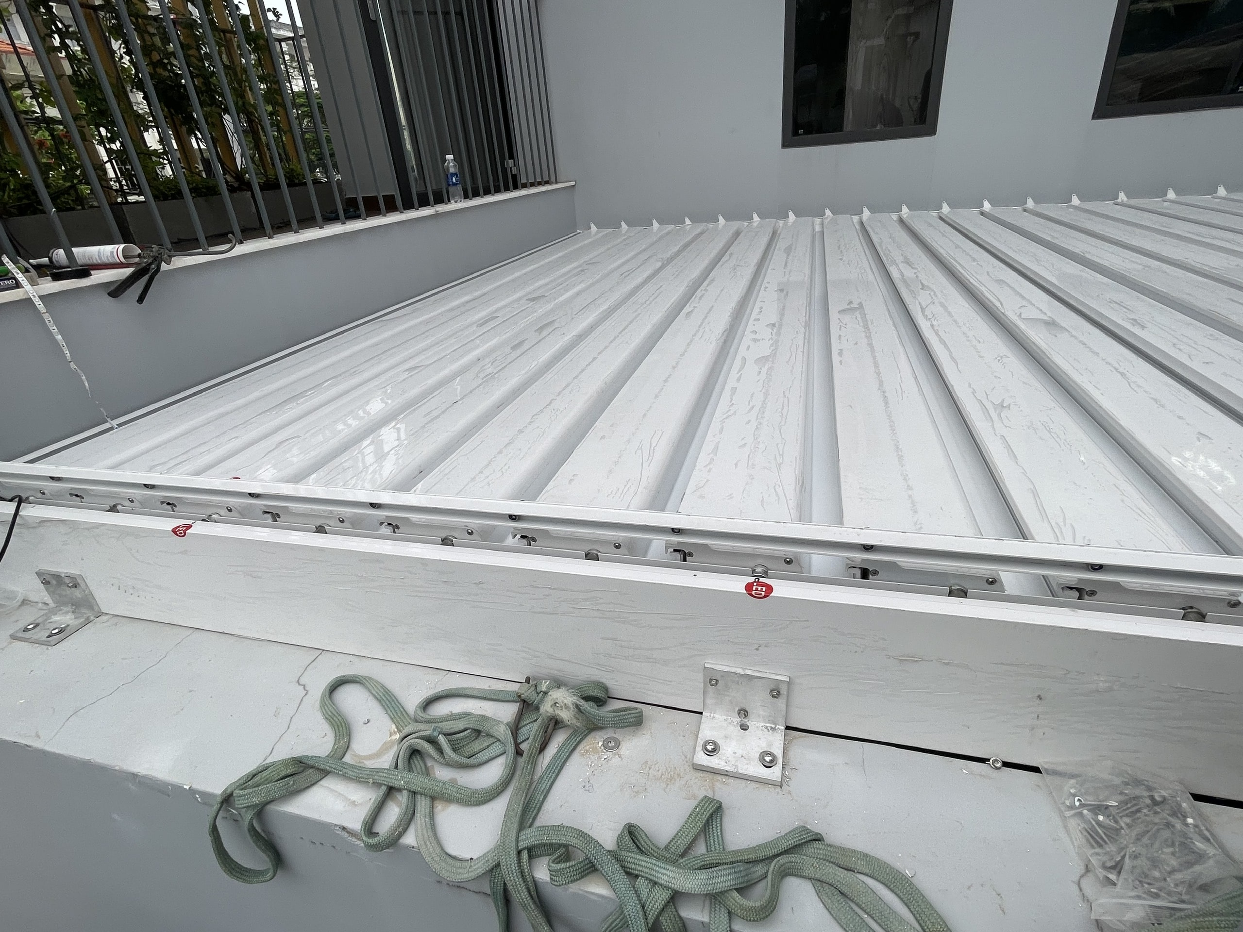 mái nhôm xếp lật tự động