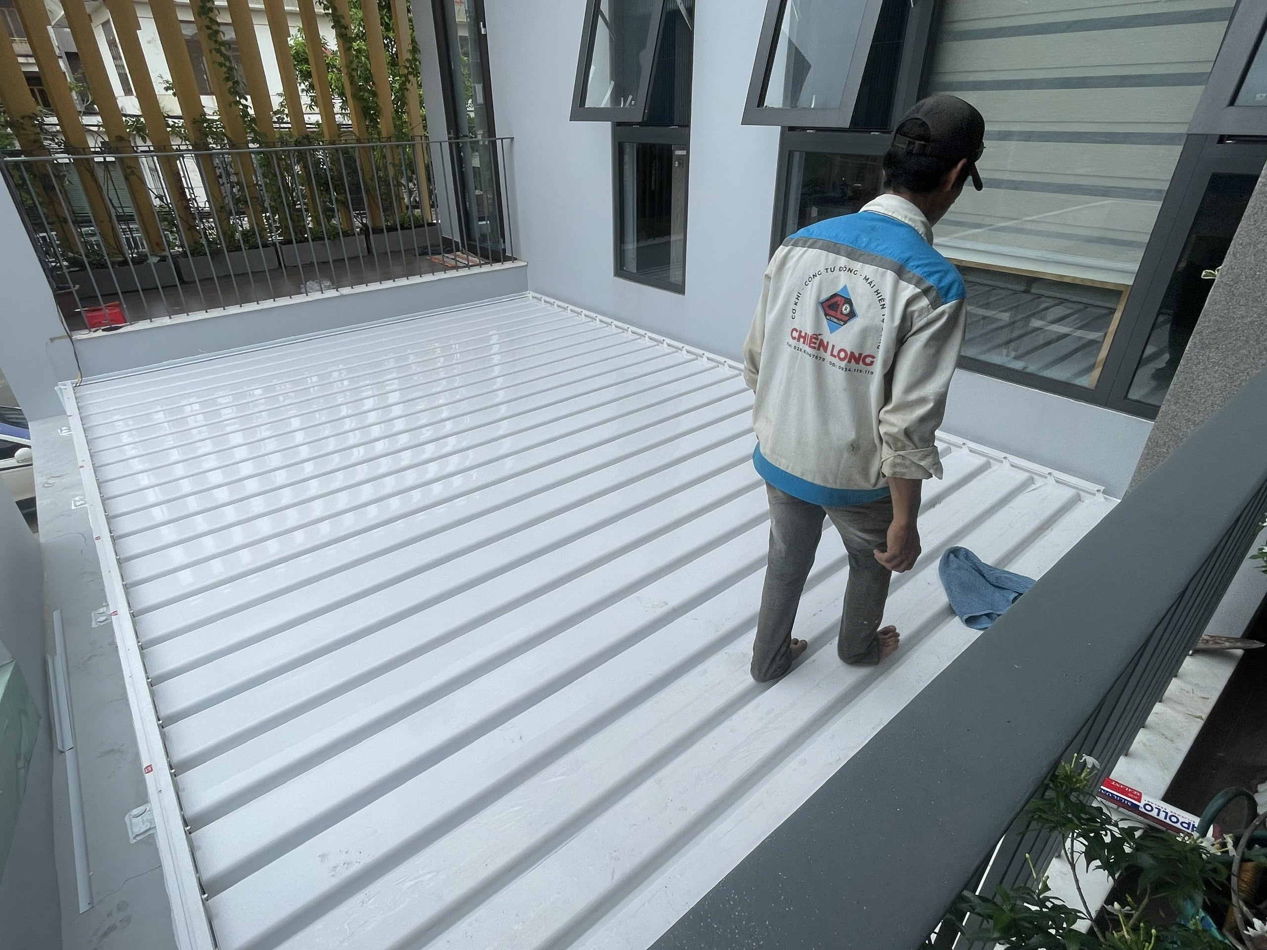 mái nhôm lật tự động