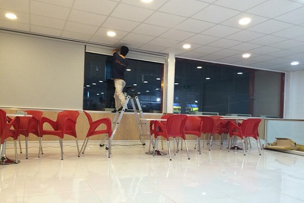 Bạn hoàn toàn có thể tự lắp rèm cuốn cho văn phòng