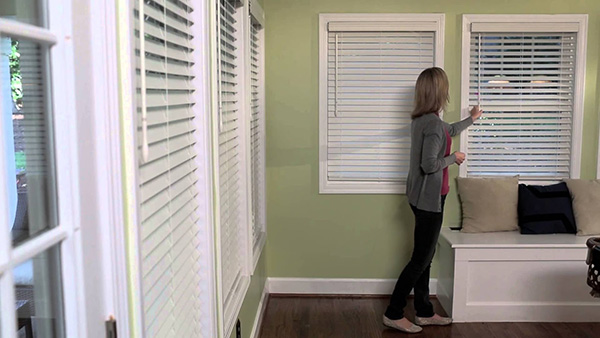 Rèm gỗ sẽ là một sự lựa chọn hoàn hảo cho khung cửa sổ của không gian phòng ngủ
