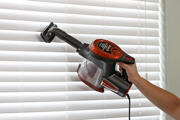 Nếu sử dụng máy hút bụi thì yêu cầu cần có đầu chải mềm để không làm hư hại rèm gỗ