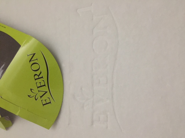 Logo chìm trong mỗi tấm đệm bông ép Everon