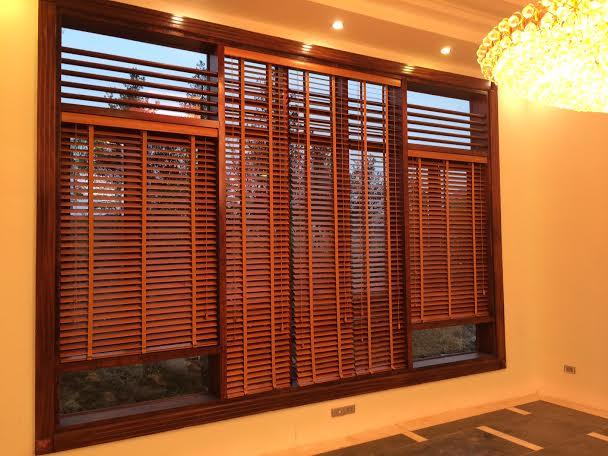 Rèm cửa gỗ thông có trọng lượng nhẹ, dễ dàng lắp đặt