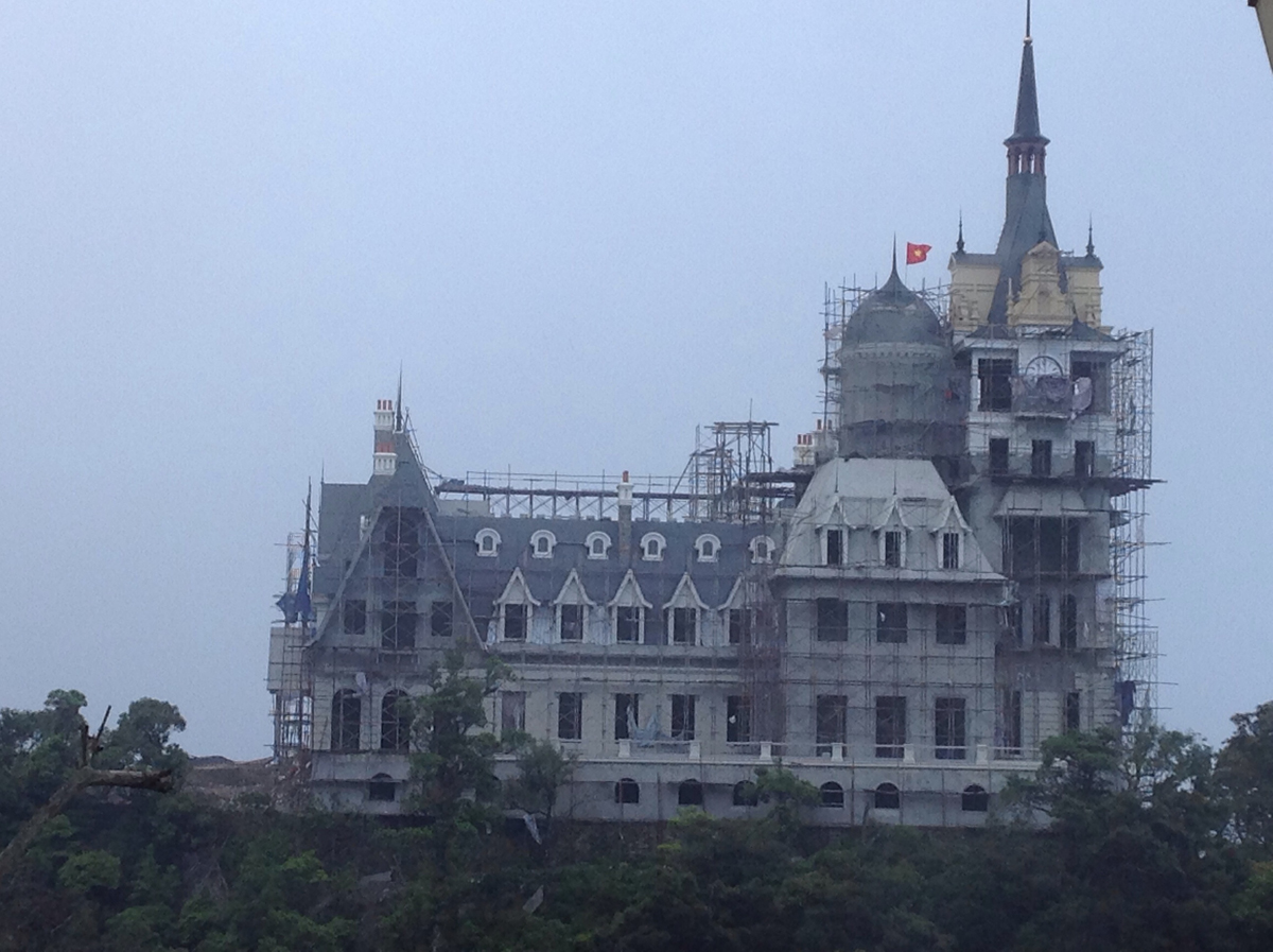 Thăm quan Cung điện Tam Đảo-Lạc Hồng