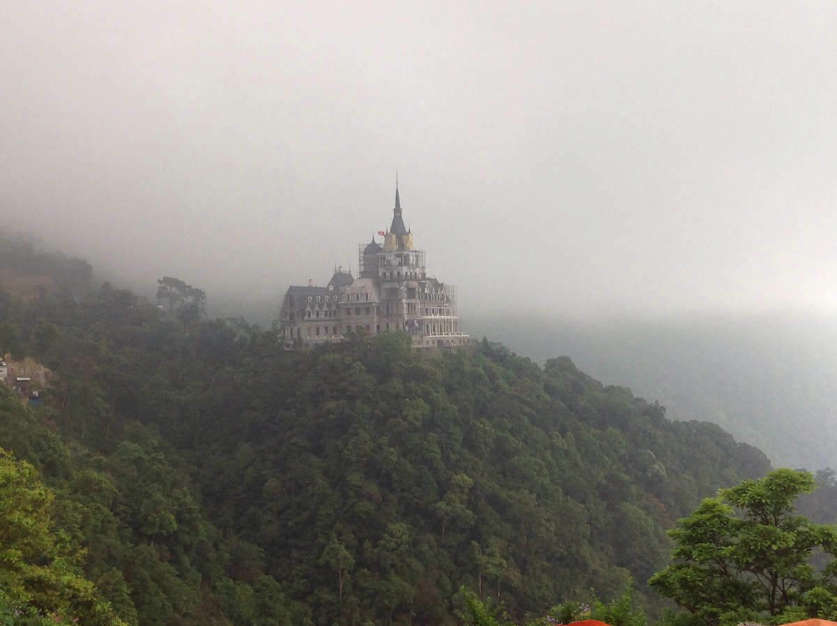 Thăm quan Cung điện Tam Đảo-Lạc Hồng