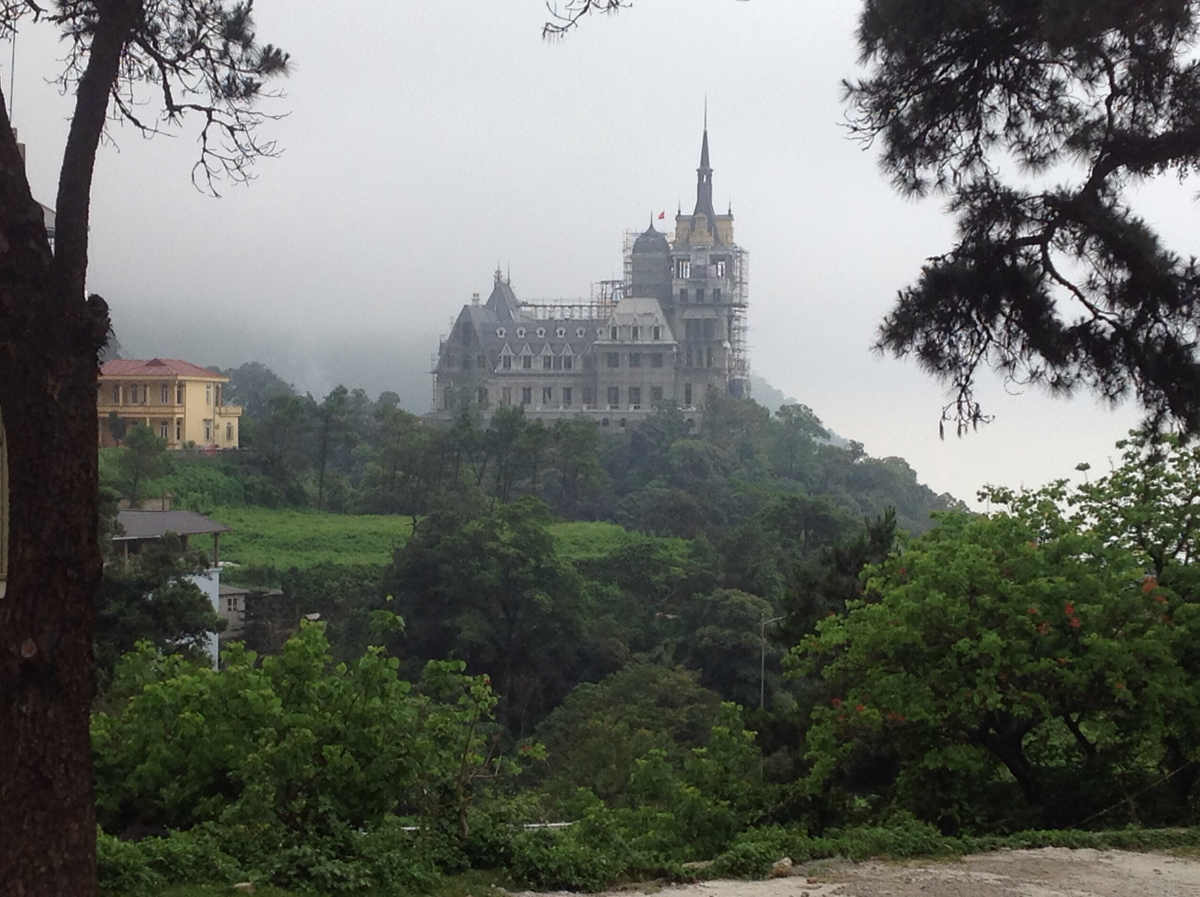 Thăm quan Cung điện Tam Đảo-Lạc Hồng