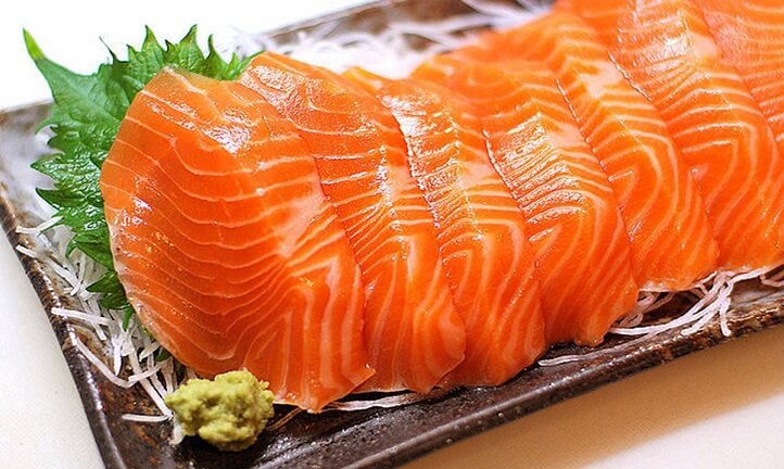 Các loại dầu có trong cá hồi, cá thu chứa các axit béo như omega3 làm chậm quá trình rụng tóc