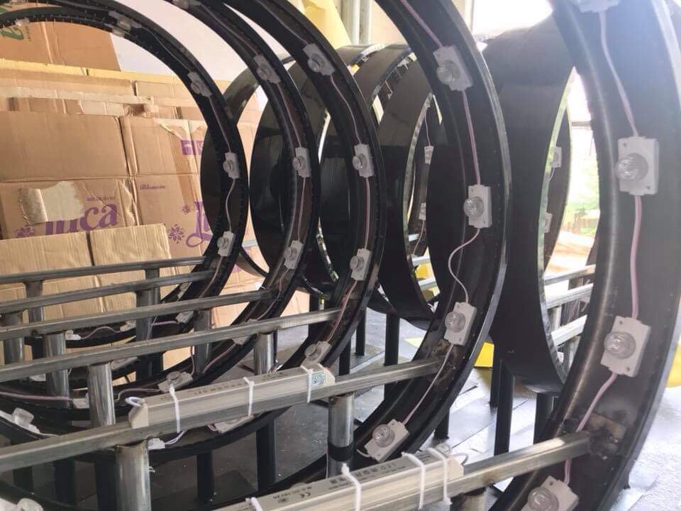 LED rọi được gắn vào viền biển