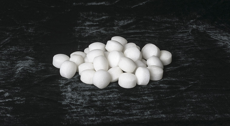 Băng phiến chống gián trong tủ quần áo