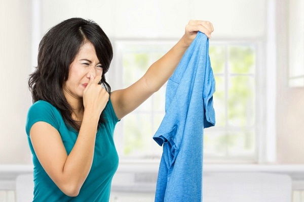 Tại sao tủ quần áo có mùi khó chịu