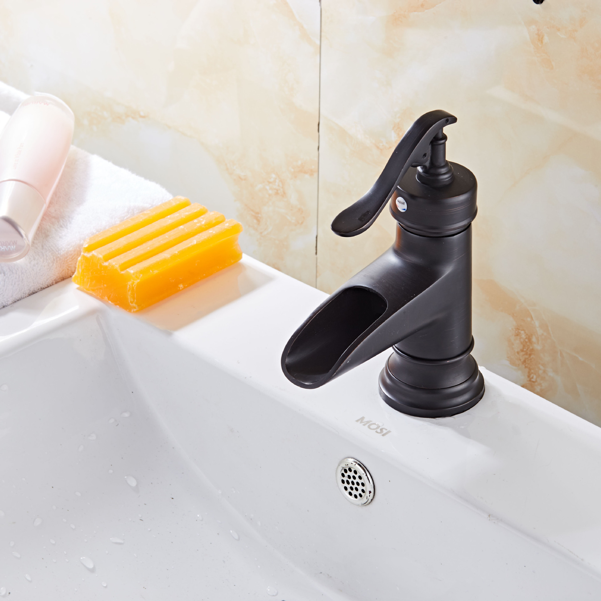 Vòi nước bằng đồng đen đem lại cảm giác mới lạ cho khách hàng