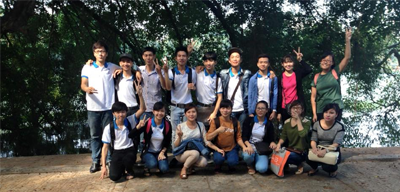 Các bạn học sinh đi nhặt rác ở hồ Hoàn Kiếm