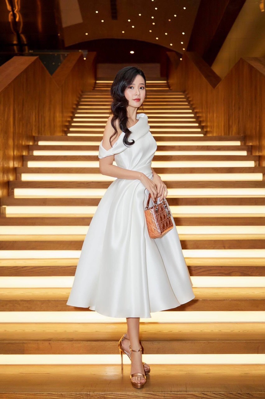 dam-xoe-kieu-lech-vai-nhun-eo-sang-trong