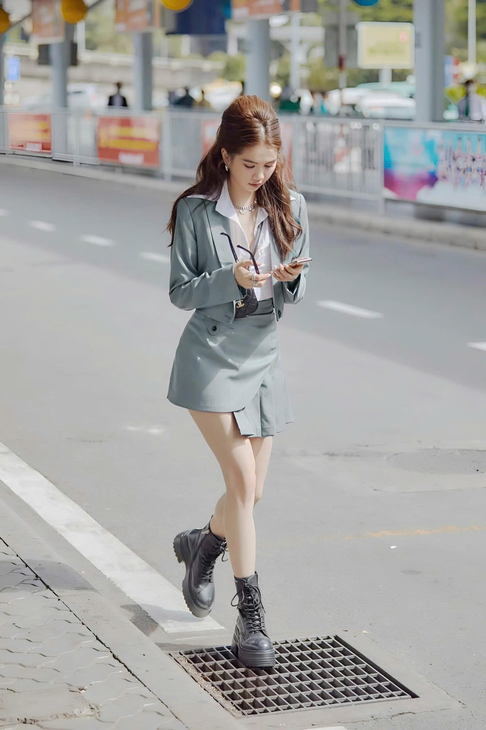 Set áo váy kiểu áo vest kèm áo sơ mi và chân váy ngắn