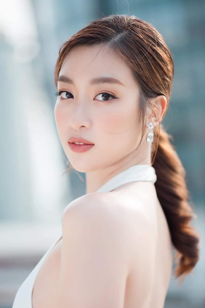 dam-da-hoi-co-yem-xe-nguc-ho-lung-du-tiec-khong-kem-ngoc