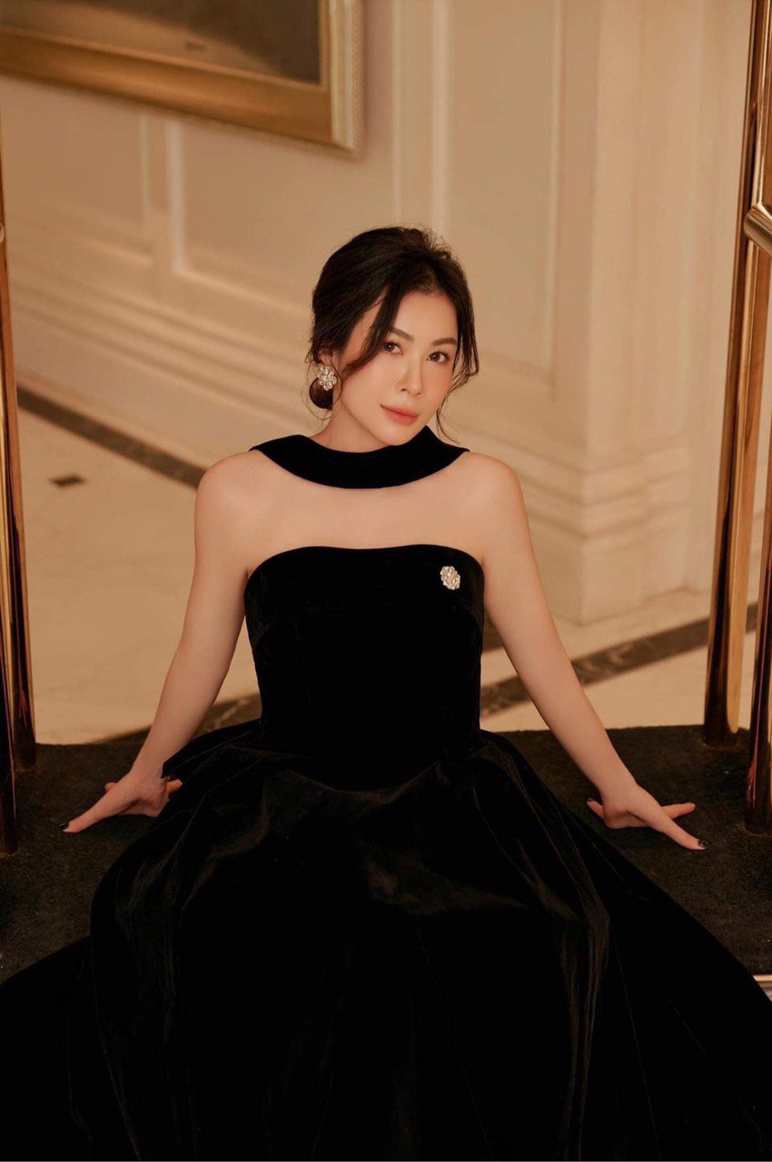 dam-xoe-dang-dai-cup-nguc-choang-co-hai-day-sau