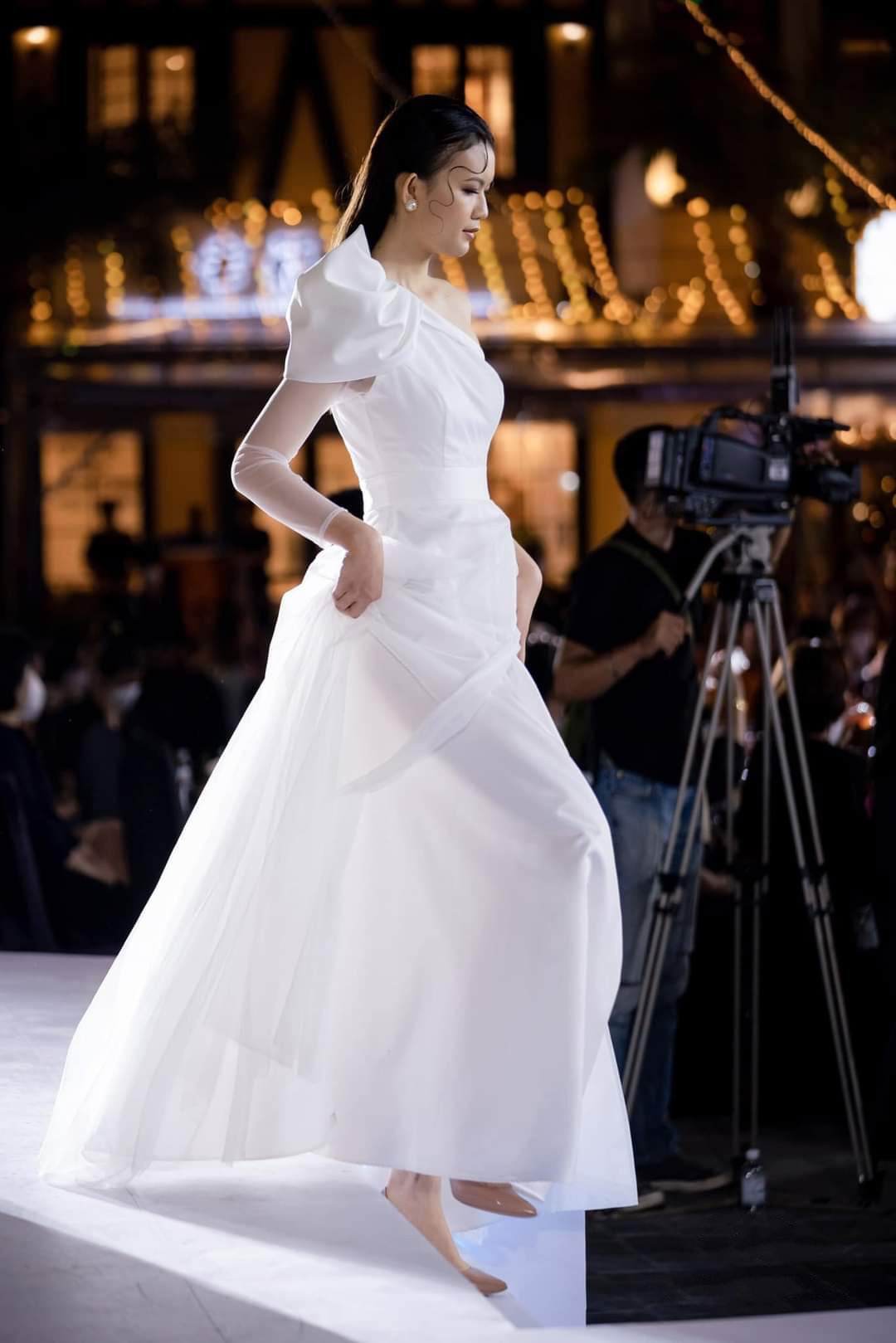 dam-da-hoi-kieu-lech-vai-tay-dai-phoi-luoi-xe-dui-hop-di-tiec