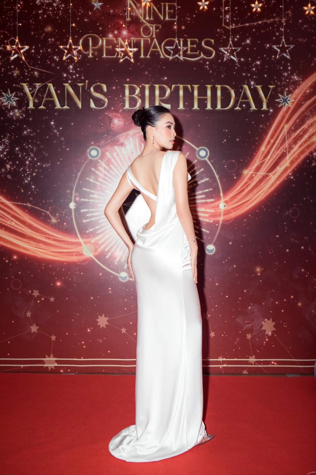 dam-da-hoi-lech-vai-co-do-ho-lung-khoet-eo