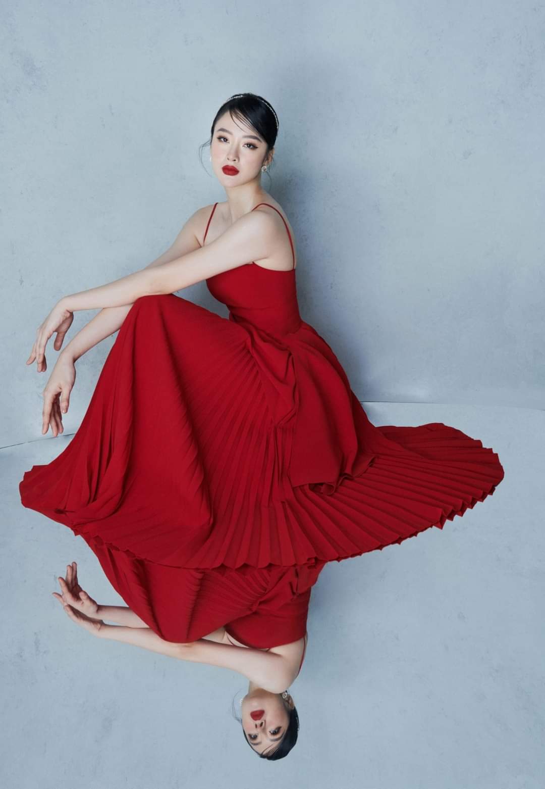 dam-xoe-cup-nguc-hai-day-xep-ly-du-tiec-sang-trong