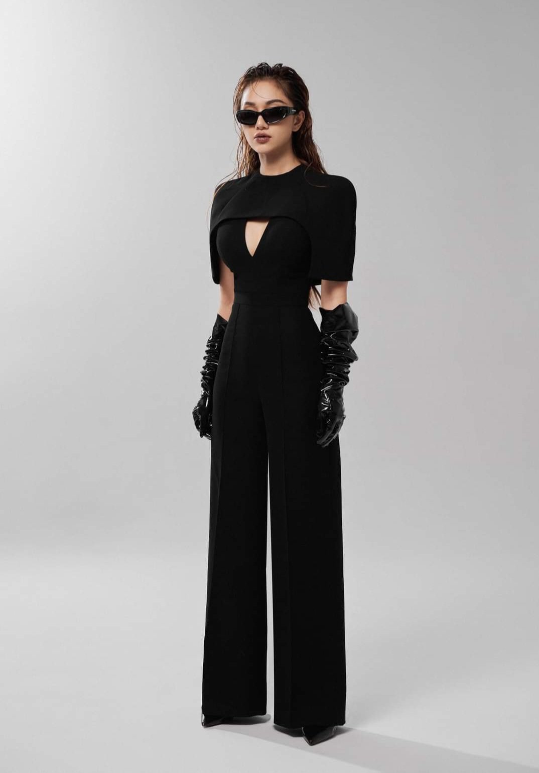 Jumpsuit-dai-ong-suong-xe-nguc-phoi-tay-lien