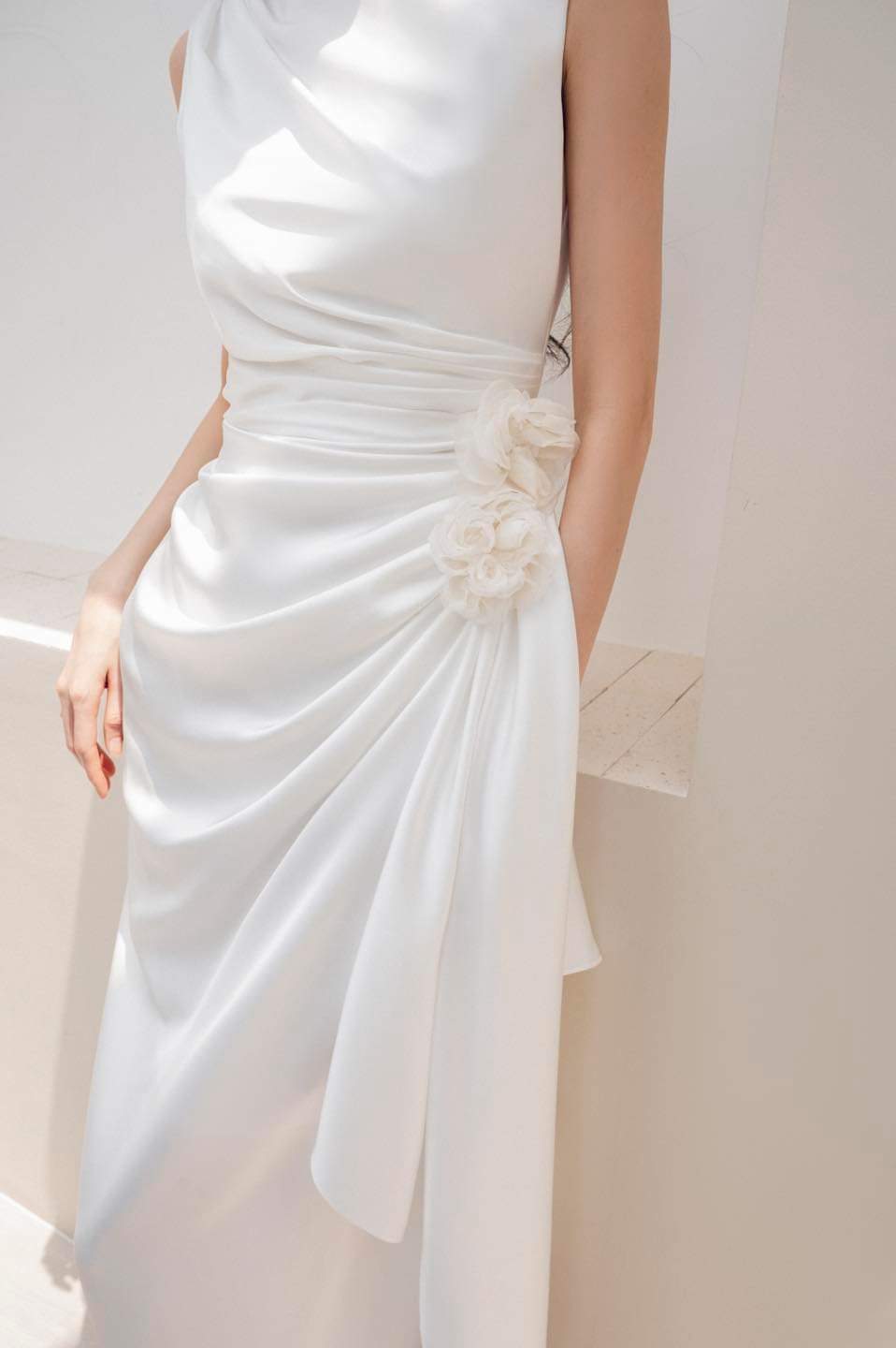 Đầm dạ hội dáng xòe sát nách phối hoa eo dự tiệc sang trọng