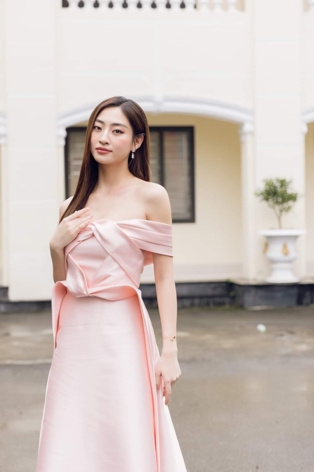 Đầm xòe dáng dài kiểu hở vai ngang nơ ngực dự tiệc