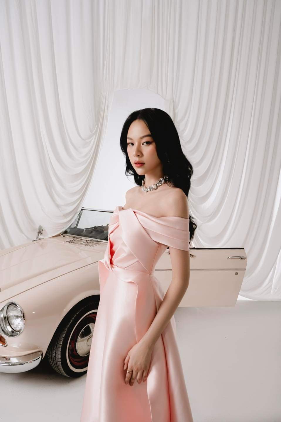 Đầm xòe dáng dài kiểu hở vai ngang nơ ngực dự tiệc