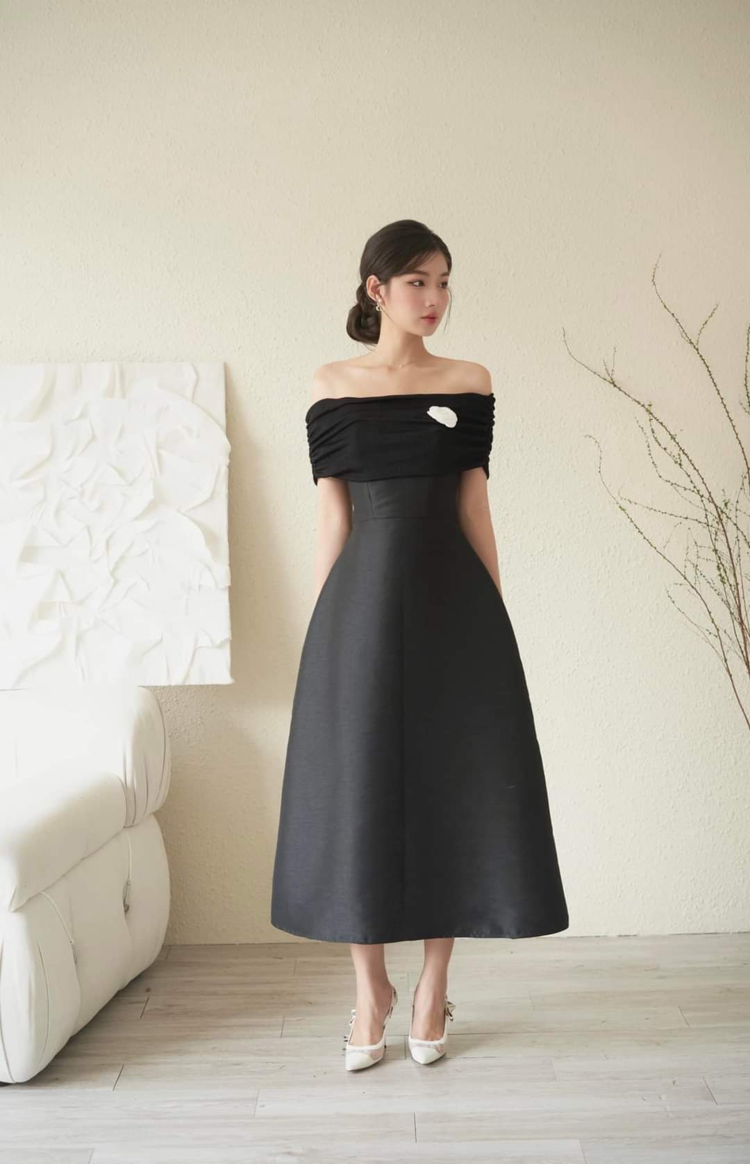 Đầm dự tiệc dáng xòe kiểu vai ngang hở vai phối hoa