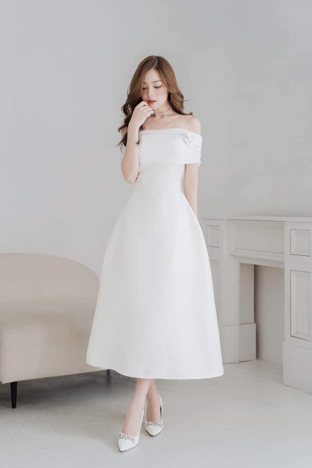 Đầm dự tiệc dáng xòe kiểu vai ngang hở vai phối hoa