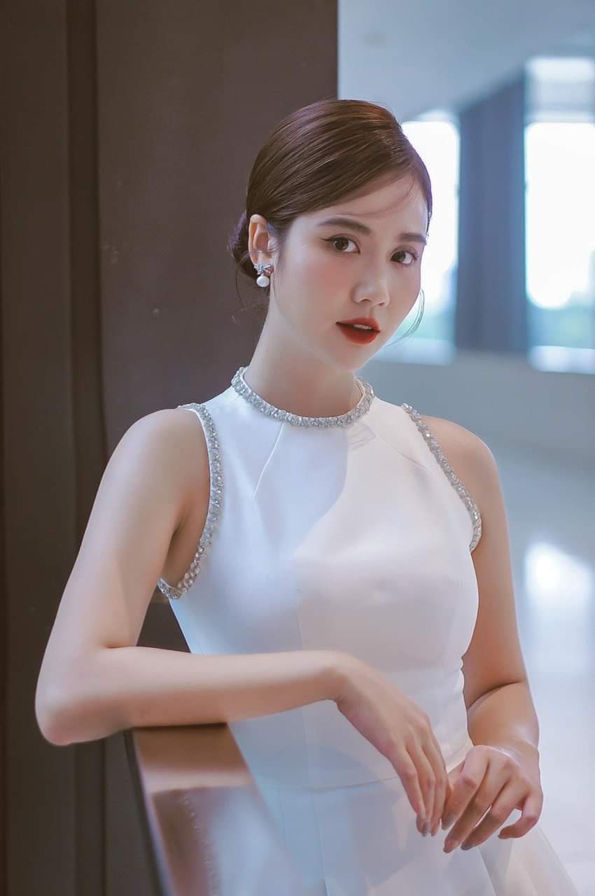 Đầm dự tiệc dáng xòe kiểu sát nách phối túi đính viền ngọc