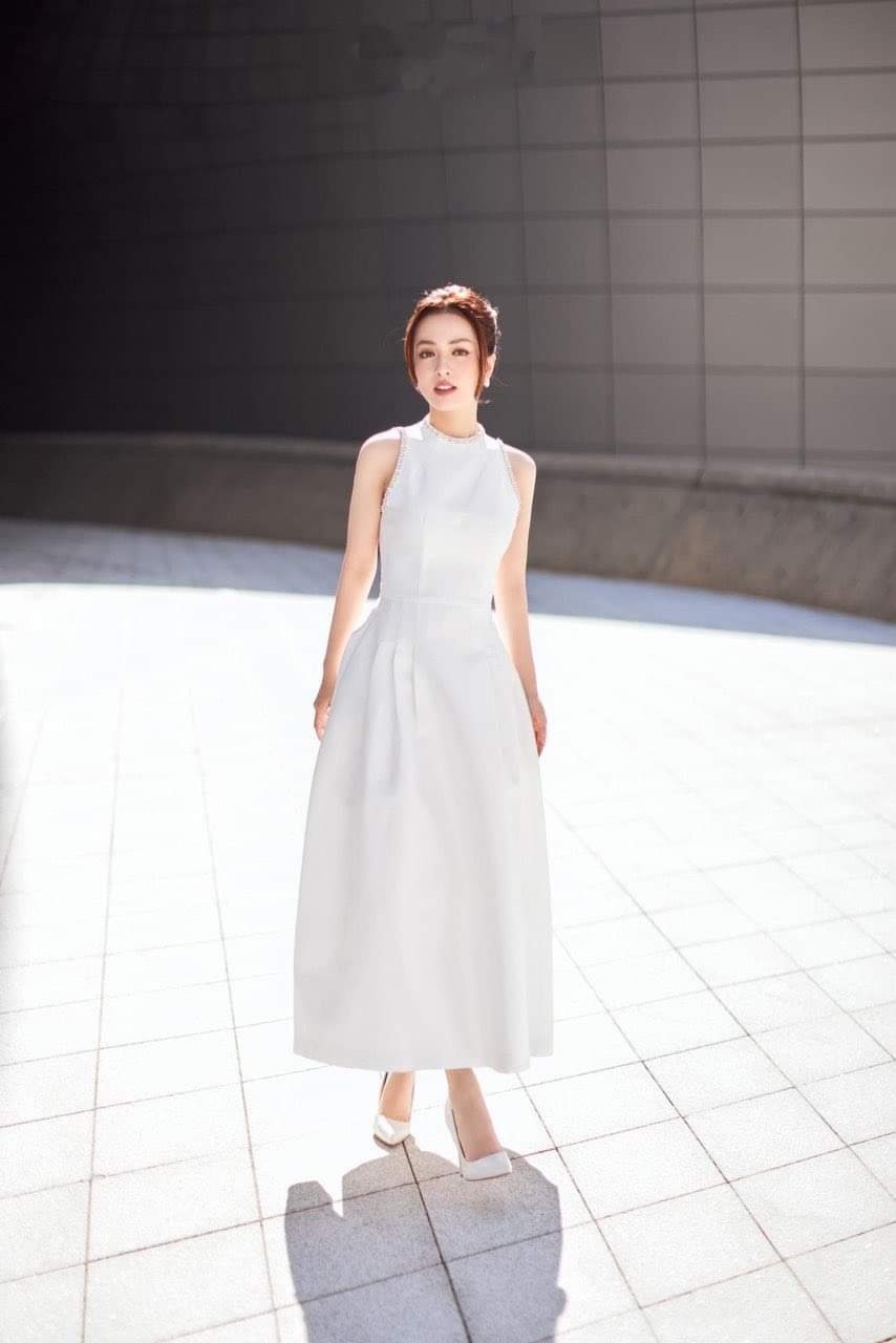 Đầm dự tiệc dáng xòe kiểu sát nách phối túi đính viền ngọc